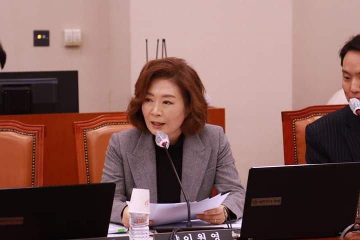 여성가족위원회 전체회의에서 김현숙 장관의 사퇴를 요구했습니다.